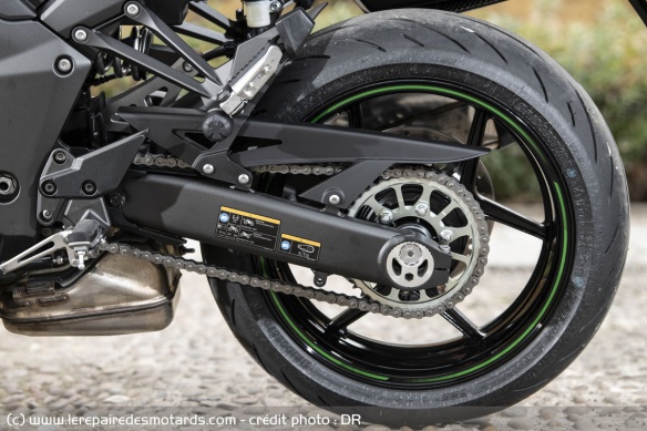 La SX se chausse de pneus Bridgestone Battlax S22
