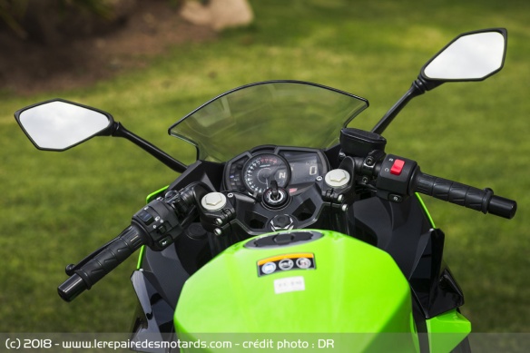 Espace à bord de la Kawasaki Ninja 400