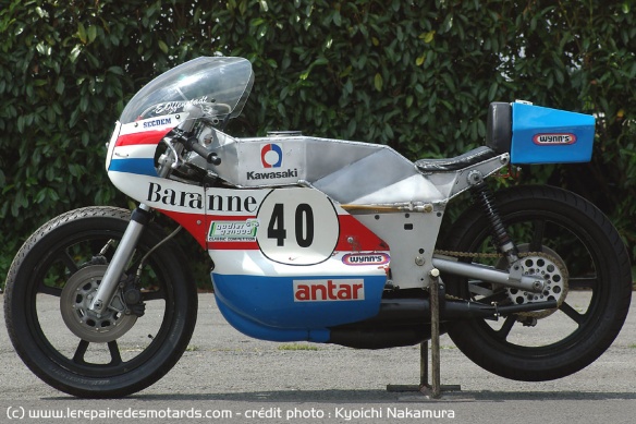 Grâce à son cadre monocoque, la moto ne pèse que 129 kg à sec