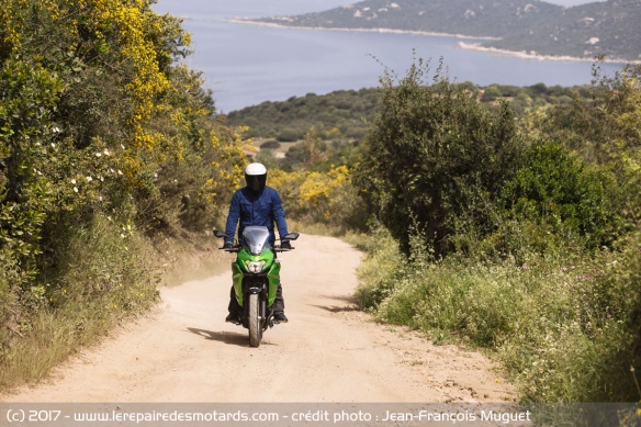 La Versys-X peut s'attaquer aux chemins