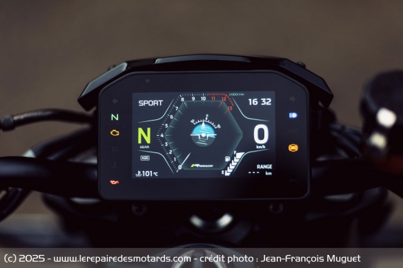 Le compteur TFT de 5 pouces offre une bonne visibilité