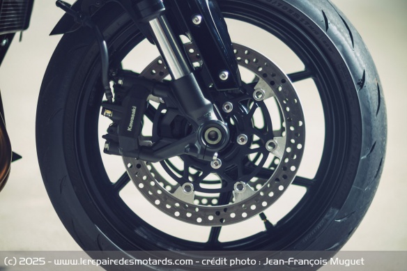 Le modèle standard est équipé d'étriers radiaux ciglés Kawasaki