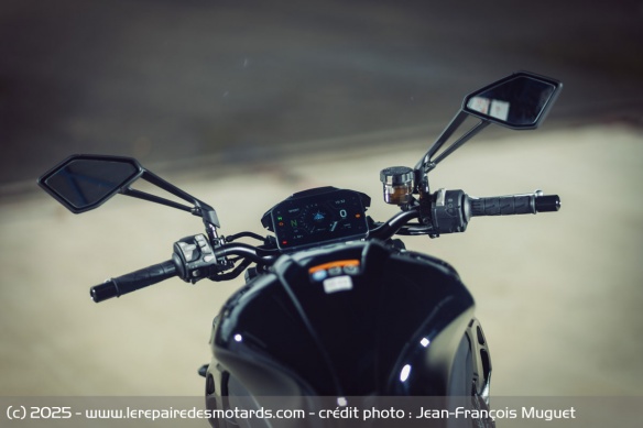 Le guidon, plus large, se rapproche du conducteur