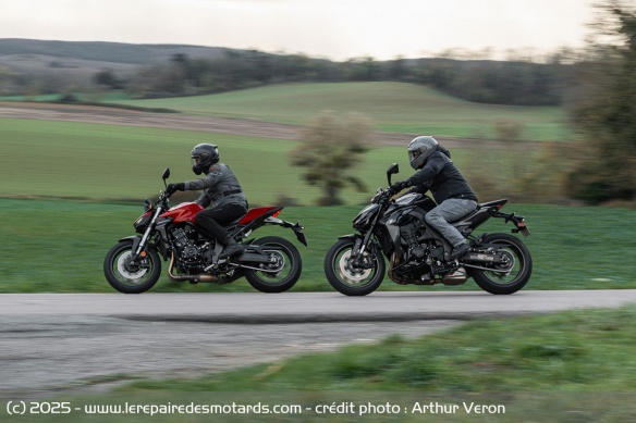 Si la Honda est plus rassurante et plus facile, la Kawasaki l'emporte en matière de sensations