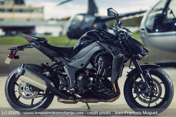 La Z1100 se pare de pneus Dunlop Q5A