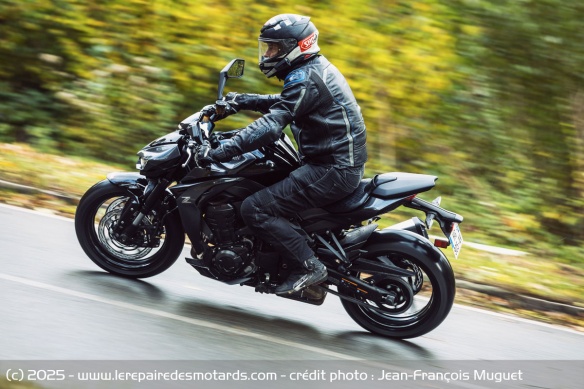 La protection est limitée, mais le flux d'air reste acceptable à 110 km/h