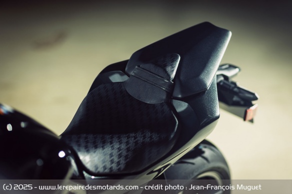 La selle fine, la position de conduite, la jonction avec le réservoir et la fermeté des suspensions ne font pas de la Z un modèle de confort