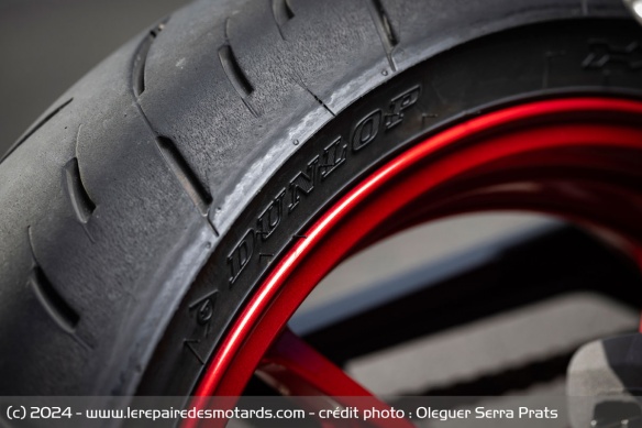 Les jantes aluminium de 17 pouces sont chaussées de pneus Dunlop GPR 300