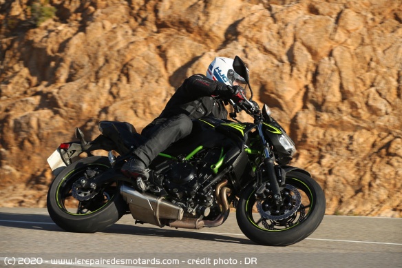 A l'aise sur les routes sinueuses, la 650 conserve l'esprit sportif des Z