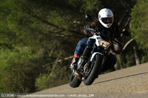 Kawasaki Z650 sur l'angle