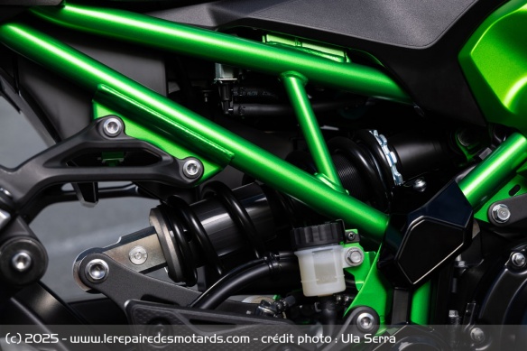 L'amortisseur arrière de la Kawasaki Z900