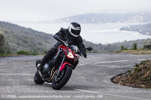 Kawasaki Z900 A2 en virage
