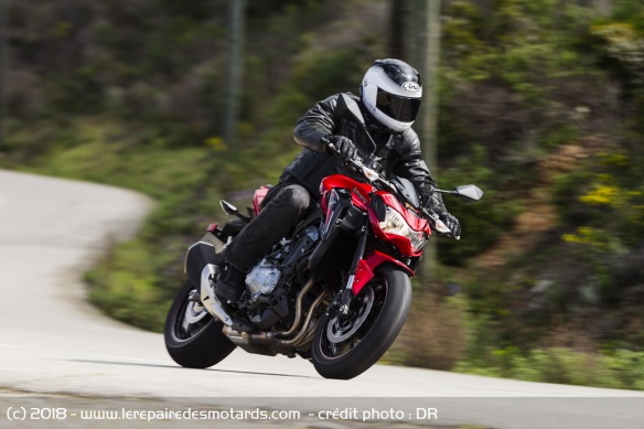 La Kawasaki Z900 A2 sur petite route