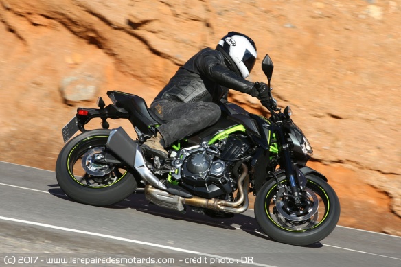 Kawasaki Z900 sur autoroute