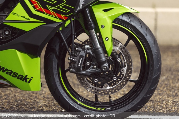 Freins de la ZX4RR: étriers monoblocs à fixation radiale et 4 pistons serrant des disques de 290 mm