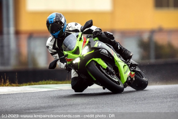 La ZX-6R me semble plus saine, stable, facile