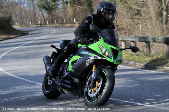 Kawasaki ZX-6R sur départementale