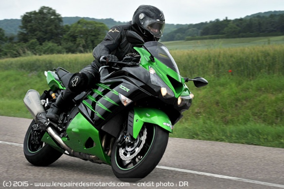Kawasaki ZZR 1400 sur départementale