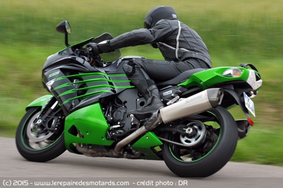 Kawasaki ZZR 1400 sur départementale