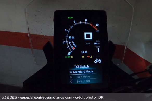 Le compteur TFT de 7 pouces est en position verticale