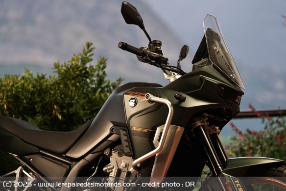 La moto affiche tout de même 875 mm de hauteur de selle
