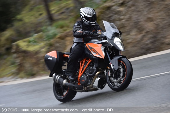 KTM 1290 Super Duke GT sur autoroute