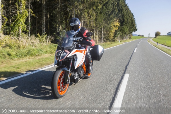 KTM 1290 Super Duke GT en ligne droite