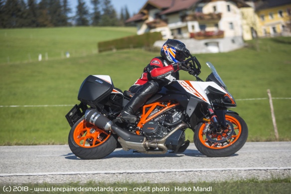La KTM 1290 Super Duke GT sur route