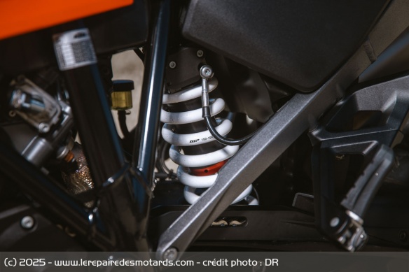 L'amortisseur arrière WP de la KTM 1390 Super Adventure S EVO