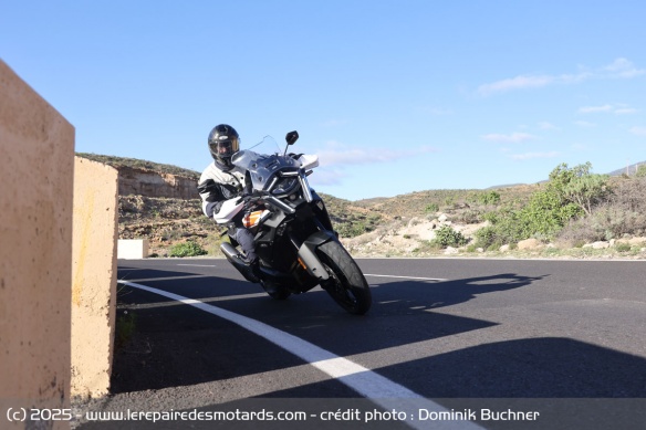 Suspensions, freinage, équilibre... la partie cycle se montre redoutable d'efficacité