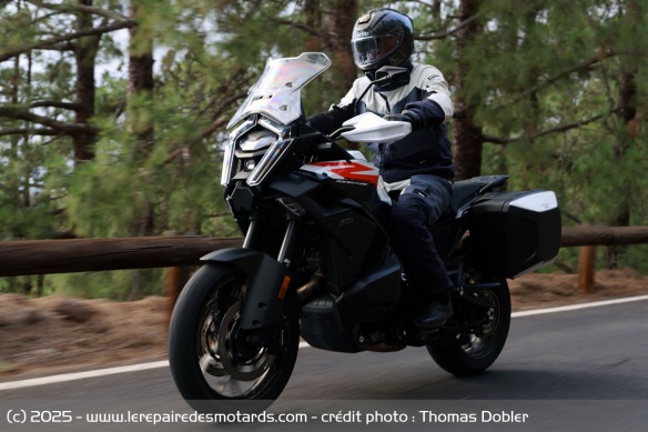 Calée à haute vitesse, la Super Adventure S EVO offre une bonne protection générale