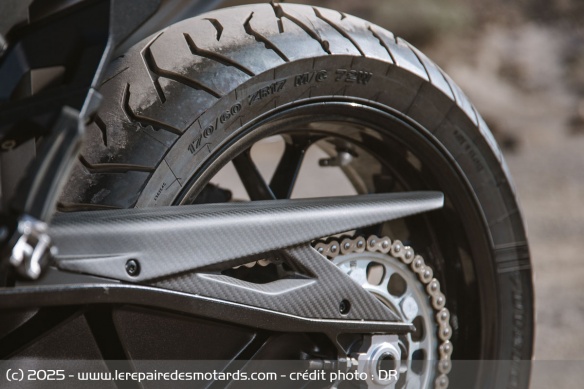 Le pneu arrière Dunlop Meridian de la KTM 1390 Super Adventure S EVO
