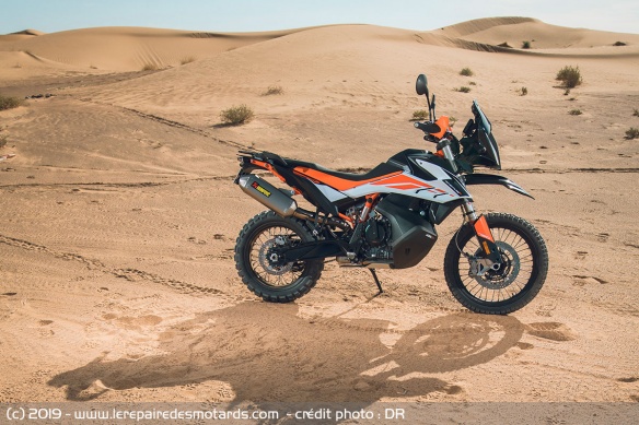 KTM 790 Adventure R avec son garde boue avant en hauteur et sa monoselle