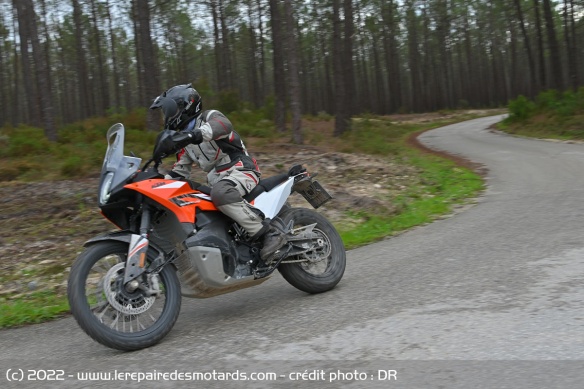 La KTM 890 Adventure est à l'aise sur les petites routes