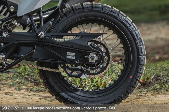 La roue arrière à rayons de la KTM 890 Adventure La roue arrière à rayons de la KTM 890 Adventure
