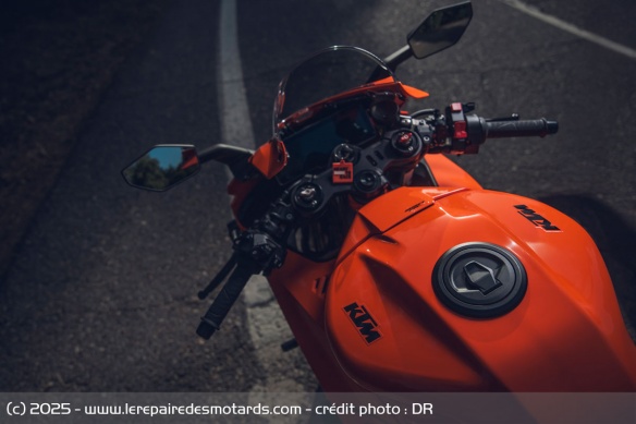 L'ergonomie de la 990 RC R est sportive, sans être extrême