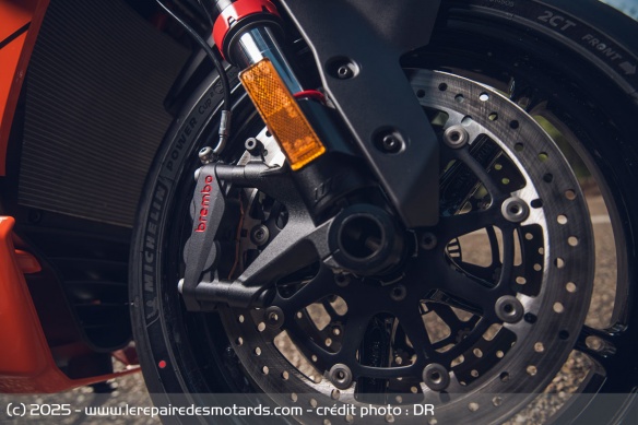 La 990 RC R reçoit des étriers avant Brembo Hypure