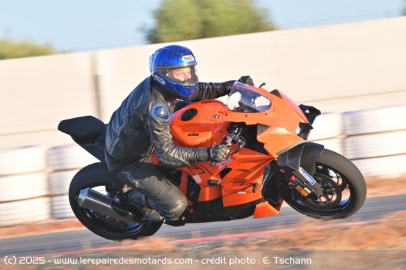 La sportive se montre très sensible aux réglages, il faut donc un peu de temps pour trouver la configuration qui convient le mieux à son pilotage