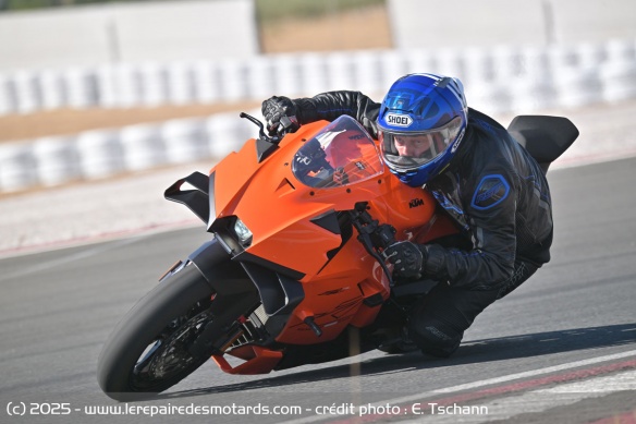 C'est avec des Michelin Power Slick 2 que l'on a testé la RC R durant toute une journée sur circuit