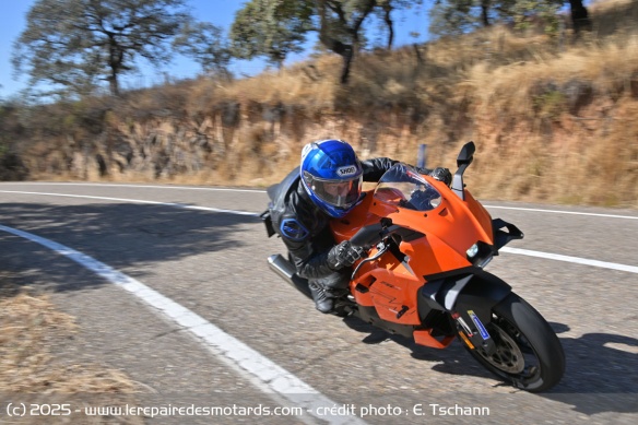 Stable et rapide, la KTM demande à se coucher pour être protégé, mais le bruit devient alors plus important