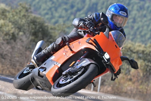 Avec son moteur souple et disponible, la RC R s'en sort honorablement en ville