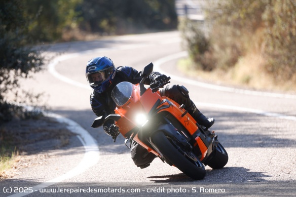 Bien plus agile qu'attendue, la 990 RC R offre presque une maniabilité de roadster sur route