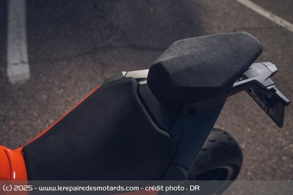 La selle biplace de la KTM 990 RC R