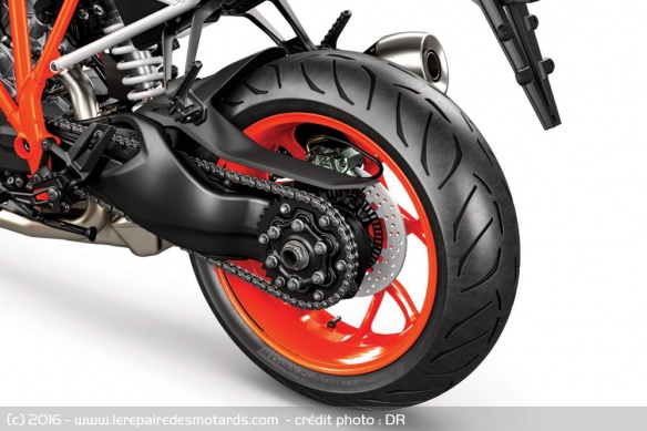 Pour 2017 la Super Duke R adopte des pneus Metzeler M7 RR