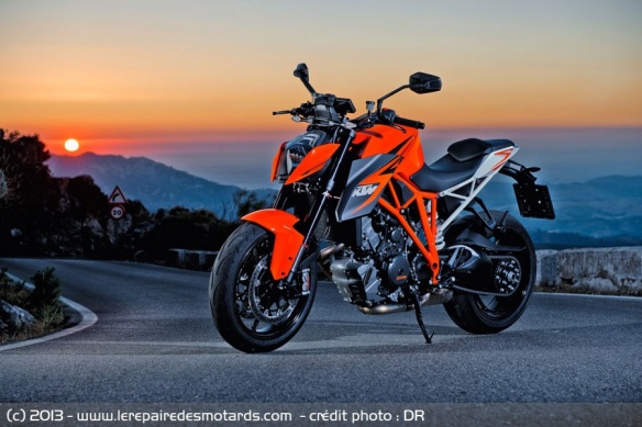 KTM SuperDuke 1290 R sur soleil couchant
