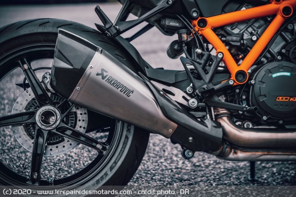 Le silencieux Akrapovic monté sur la Super Duke R