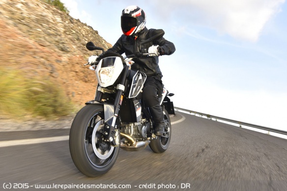 KTM 690 Duke sur départementale