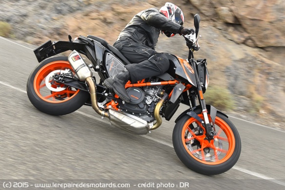 KTM 690 Duke vs Duke R sur nationale