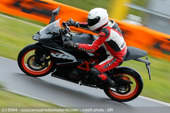 KTM RC 125 sur route