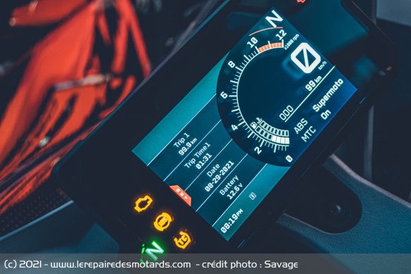 L'écran de bord TFT de la KTM RC 390
